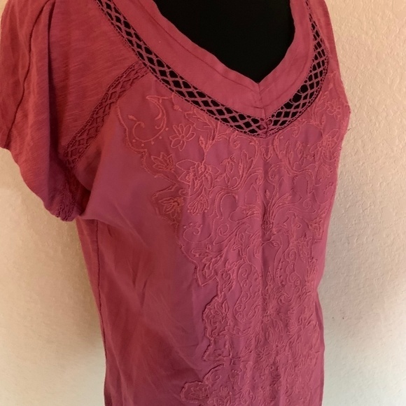 GLORIA Vanderbilt Cranberry V-Neck Blouse W/ Embroidery Detail Size Small (1164) - Picture 6 of 10